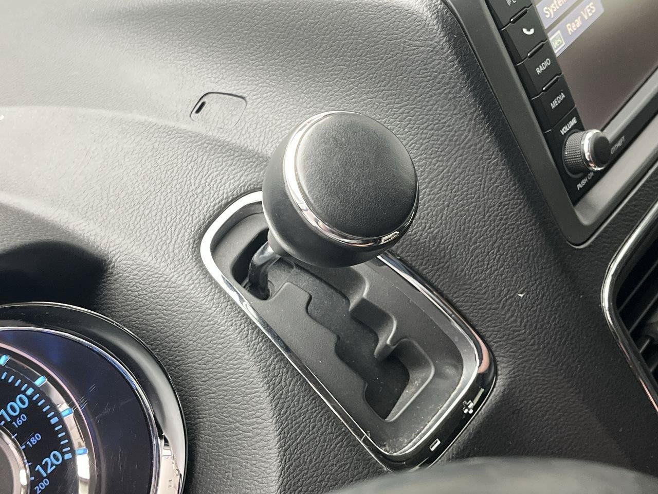 Used 2015 Chrysler Town & Country Touring-L w/ Driver Convenience Group FWD image 23