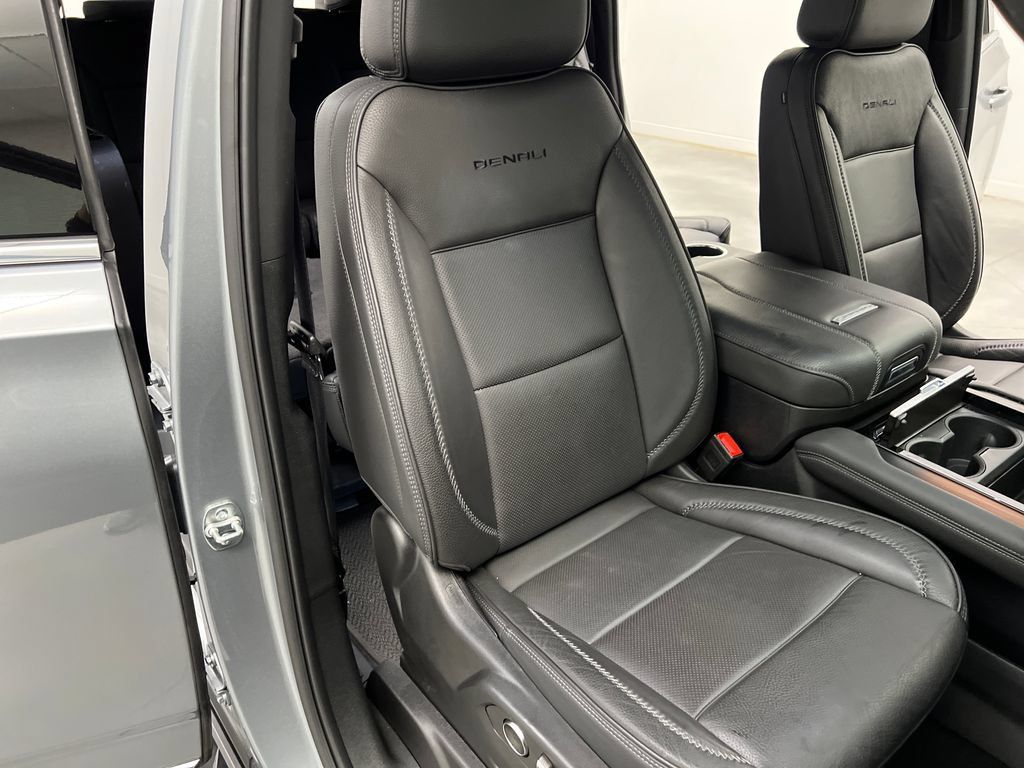 Used 2025 GMC Yukon XL Denali RWD image 29