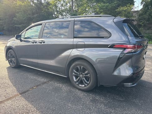Used 2025 Toyota Sienna XSE w/ XSE Plus Package AWD/4WD image 5