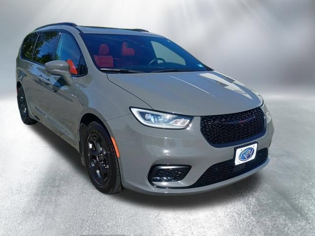 Used 2021 Chrysler Pacifica Limited w/ Uconnect Theater Family Group FWD image 8