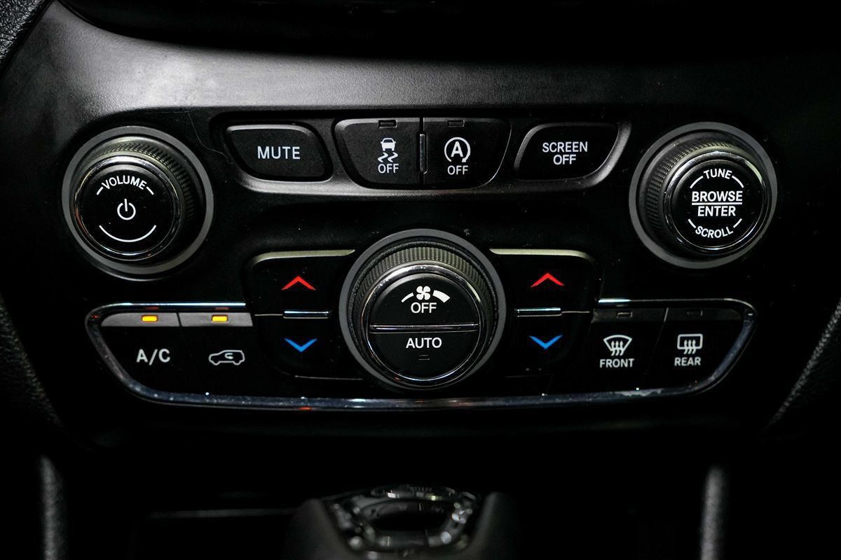 Used 2020 Jeep Cherokee Latitude Plus FWD image 21