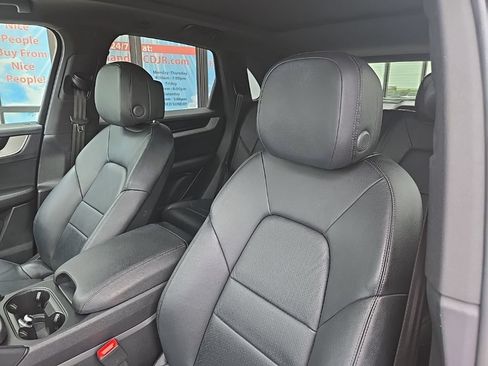 Used 2024 Porsche Cayenne w/ Premium Package AWD/4WD image 34