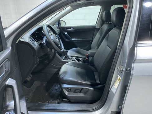 Used 2020 Volkswagen Tiguan SE w/ Panoramic Sunroof Package image 2