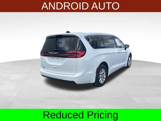 Used 2024 Chrysler Pacifica Touring-L FWD image 7
