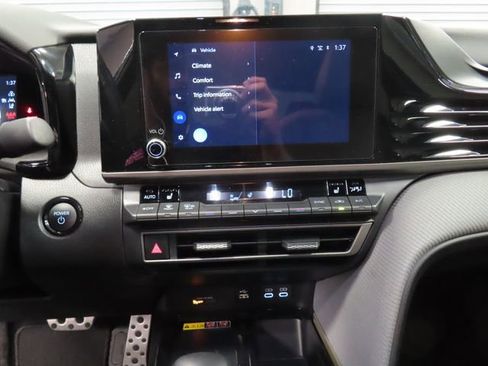 Used 2025 Toyota Camry SE w/ Convenience Package image 24