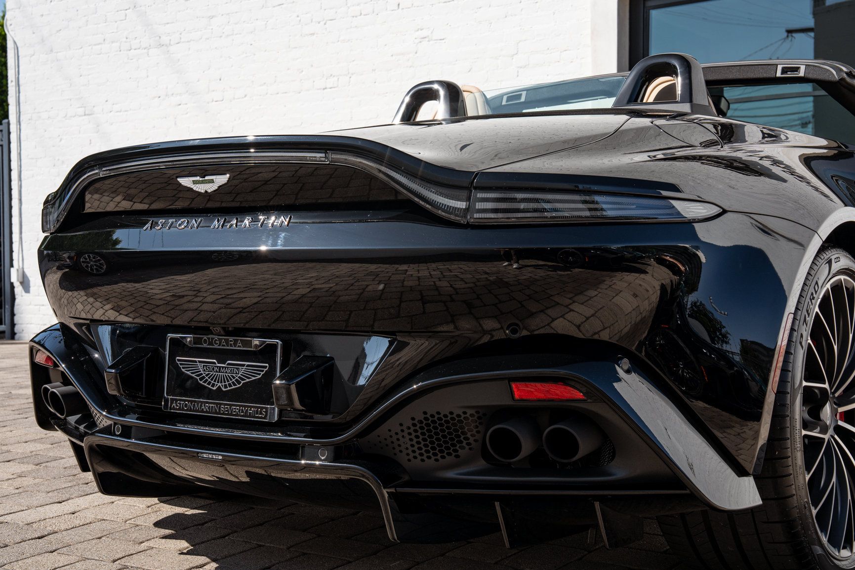 Used 2023 Aston Martin V8 Vantage Roadster RWD image 8