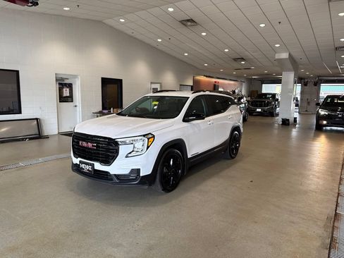 Used 2023 GMC Terrain SLE w/ Driver Convenience Package AWD/4WD image 3