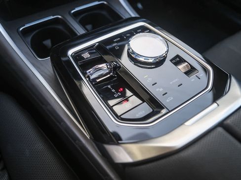 Used 2025 BMW 750e xDrive w/ Premium Package image 16