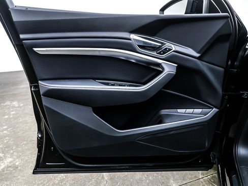 Used 2022 Audi e-tron Premium w/ Convenience Plus Package image 21