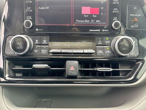 Used 2022 Toyota Highlander XLE image 25