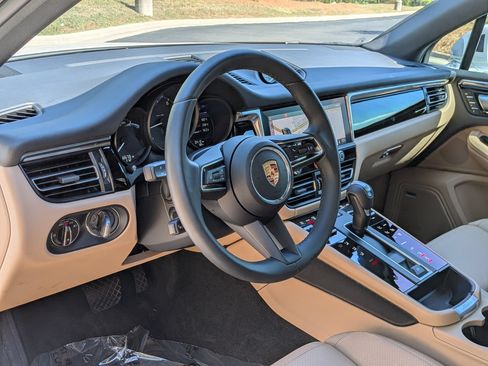 Certified 2025 Porsche Macan AWD/4WD image 4