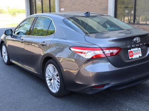 Used 2019 Toyota Camry XLE FWD image 5