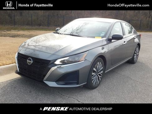 Used 2025 Nissan Altima 2.5 SV image 1