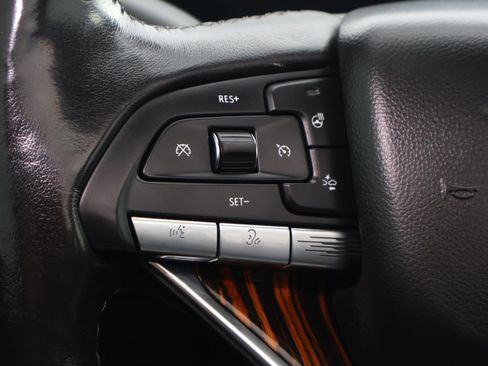 Used 2021 Cadillac Escalade Premium Luxury w/ LPO, Illumination Package image 25