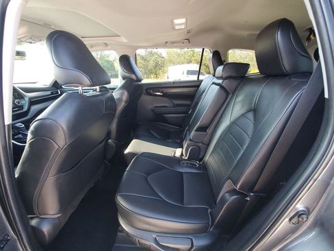 Used 2020 Toyota Highlander XLE image 23