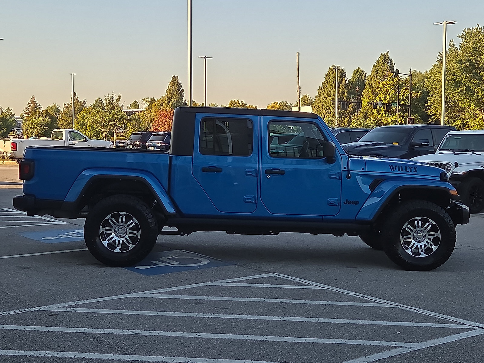 Used 2022 Jeep Gladiator Sport AWD/4WD image 6
