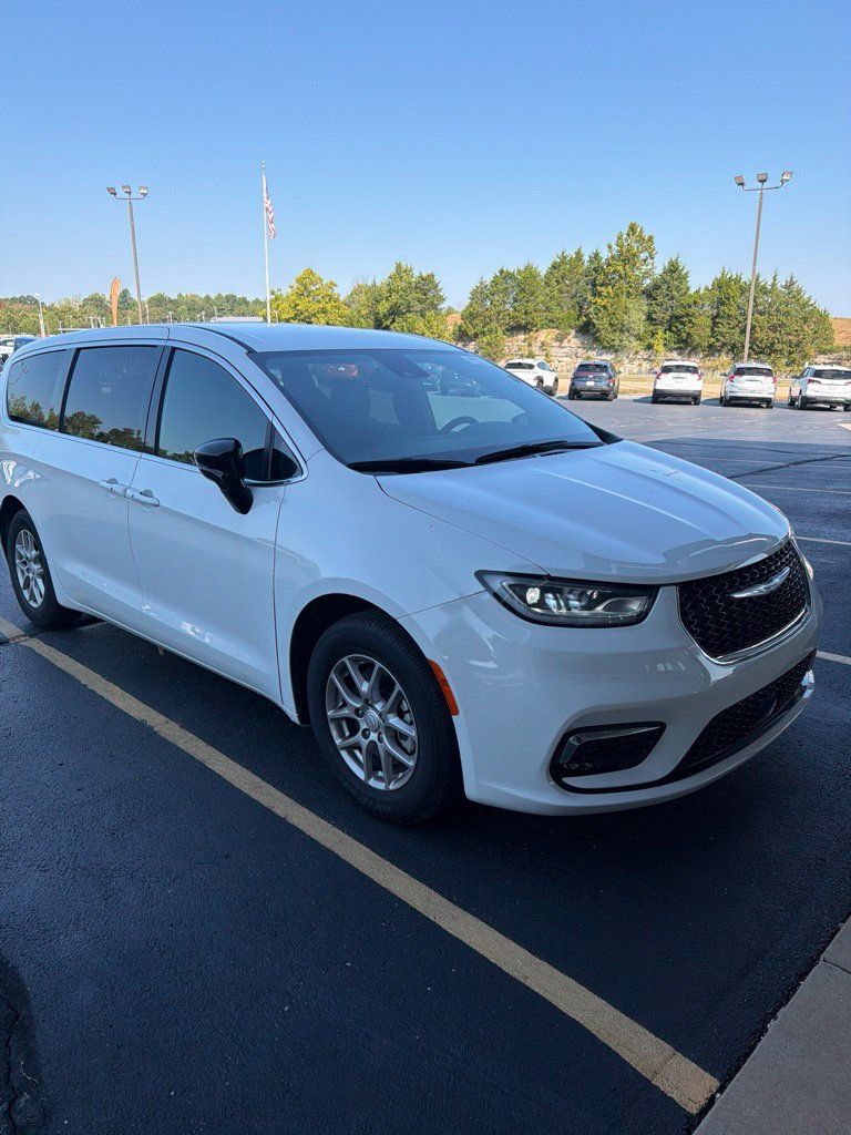Used 2025 Chrysler Pacifica Select FWD image 5