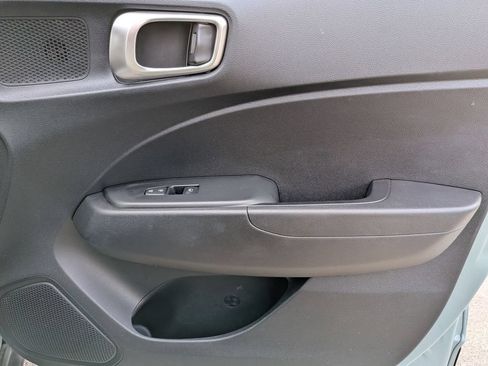 Used 2025 Hyundai Venue SEL FWD image 31
