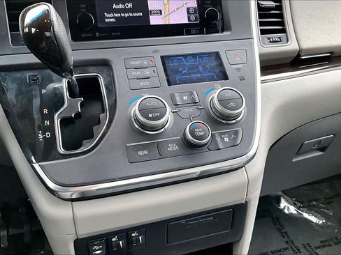 Used 2017 Toyota Sienna XLE image 34