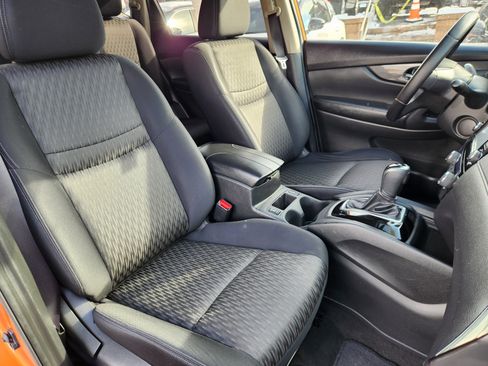 Used 2017 Nissan Rogue SV w/ SV Premium Package image 15