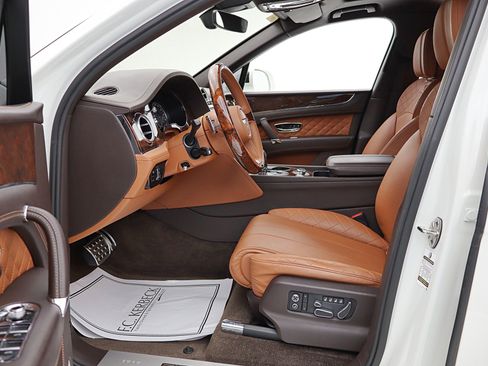 Used 2019 Bentley Bentayga image 45