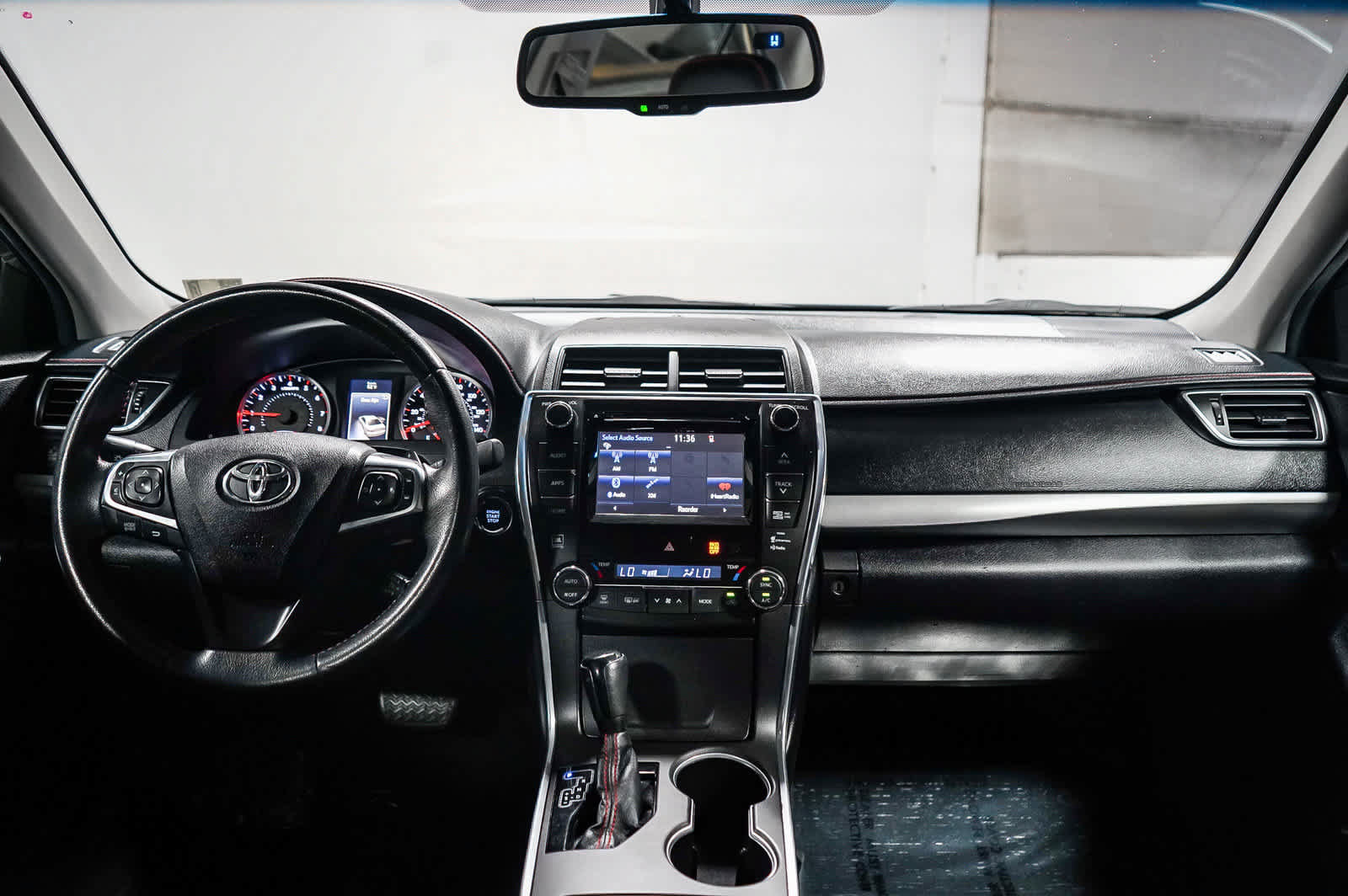 Used 2015 Toyota Camry XSE FWD image 11