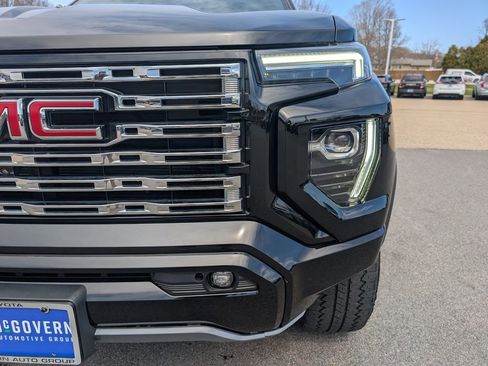Used 2023 GMC Canyon Denali w/ Denali Black Edition image 11