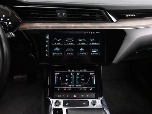 Used 2022 Audi e-tron Premium AWD/4WD image 28