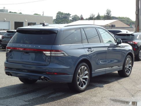 Used 2026 Lincoln Aviator AWD w/ Jet Appearance Package image 3
