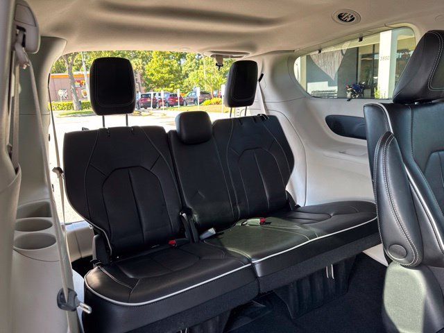 Used 2022 Chrysler Pacifica Limited w/ Uconnect Theater Family Group FWD image 15