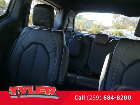 New 2026 Chrysler Pacifica Select image 40