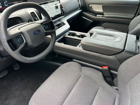 Certified 2025 Ford Expedition Active image 11