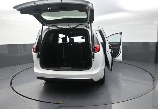 New 2027 Chrysler Pacifica Select AWD/4WD image 32