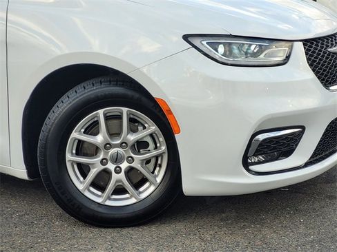 Used 2024 Chrysler Pacifica Touring-L image 9