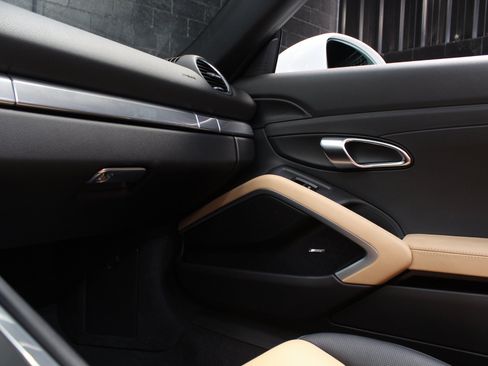 Used 2021 Porsche 718 Boxster w/ Premium Package RWD image 75
