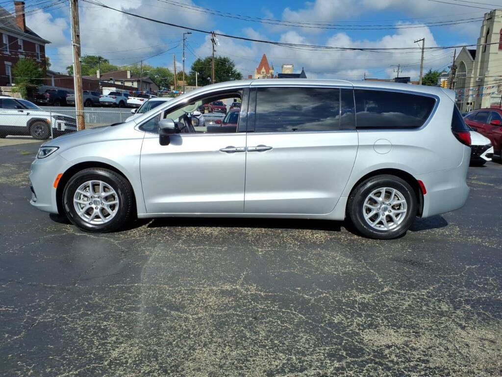 Used 2023 Chrysler Pacifica Touring-L FWD image 2