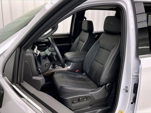 Used 2023 Chevrolet Silverado 1500 High Country w/ High Country Premium Package image 8