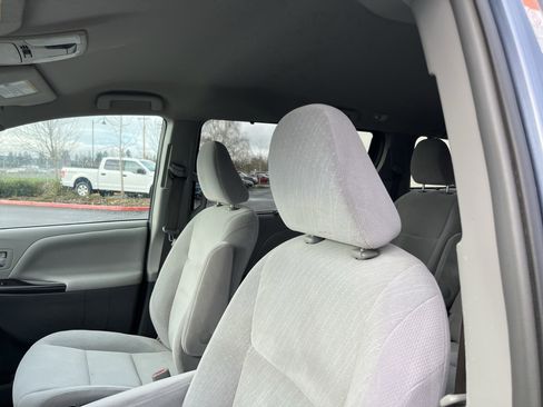 Used 2017 Toyota Sienna LE image 17