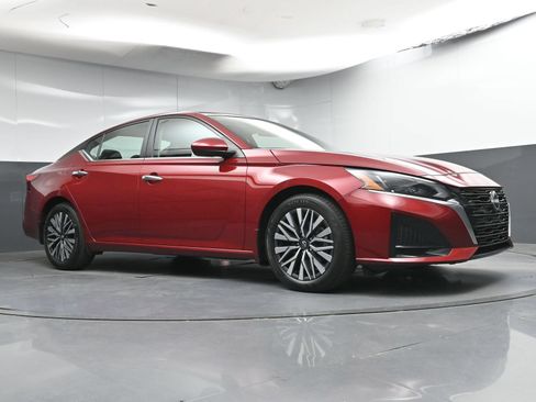 Certified 2024 Nissan Altima 2.5 SV w/ SV Premium Package FWD image 24