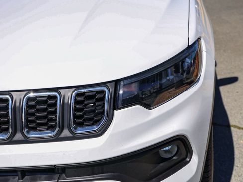 Used 2024 Jeep Compass Latitude image 10