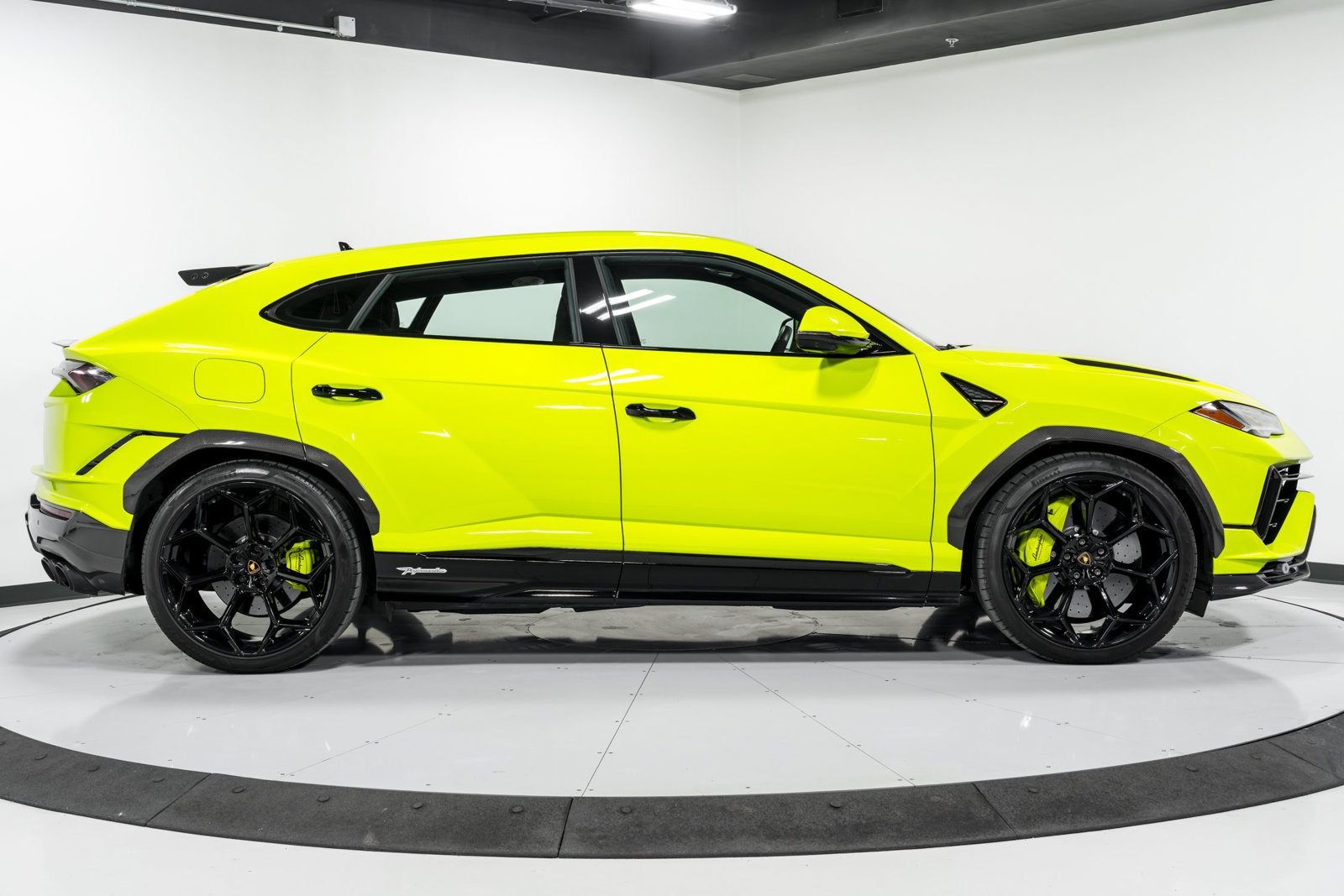 Used 2024 Lamborghini Urus Performante AWD/4WD image 2
