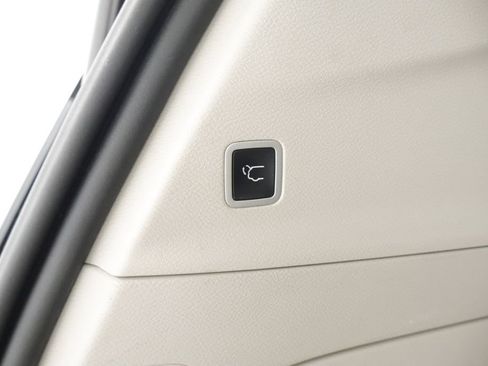 Used 2023 Chrysler Pacifica Touring-L FWD image 17