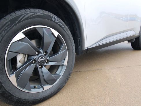 Used 2024 Nissan Rogue SV image 10