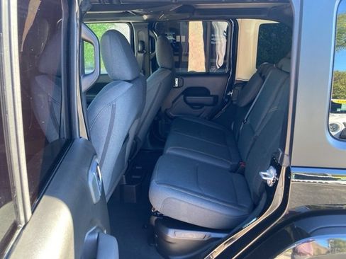 Used 2024 Jeep Wrangler Unlimited image 14