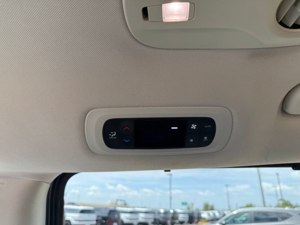 Used 2018 Chrysler Pacifica Touring-L FWD image 22
