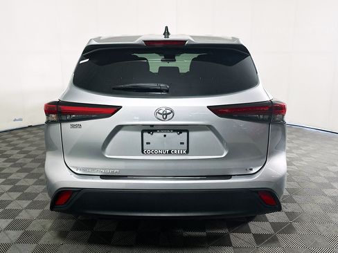 Used 2023 Toyota Highlander LE FWD image 4