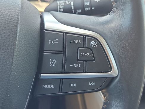 Used 2021 Toyota Highlander XLE FWD image 24