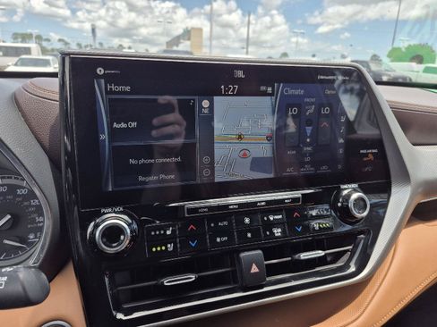 Used 2021 Toyota Highlander Platinum FWD image 3