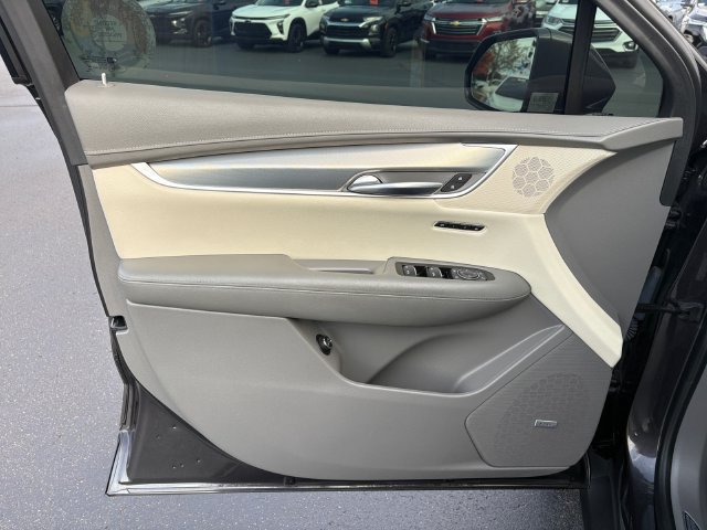 Used 2017 Cadillac XT5 Luxury w/ Driver Awareness Package FWD image 10
