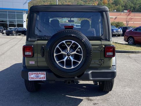 Used 2025 Jeep Wrangler Sport image 22